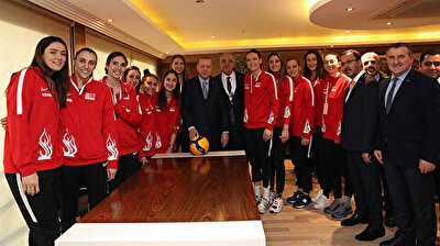 أردوغان يلتقي سيدات تركيا للطائرة الفائزات بفضية أوروبا