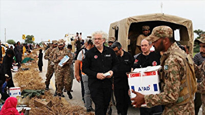 "آفاد" التركية توزع مساعدات على متضررين من فيضانات باكستان