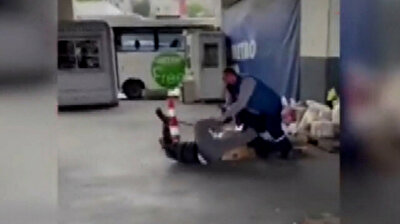 Lunatic customer beats up courier due to late delivery in Turkey