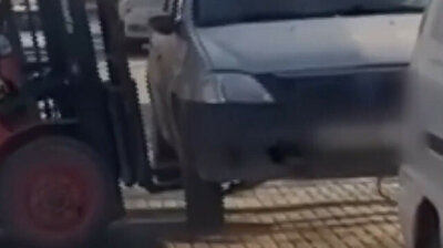 Operator angered by roadblock pulls car aside with forklift in Turkey
