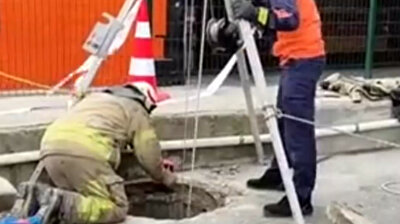 Heroic firefighter swings down 25-meter-deep sewer to rescue kitten in Turkey