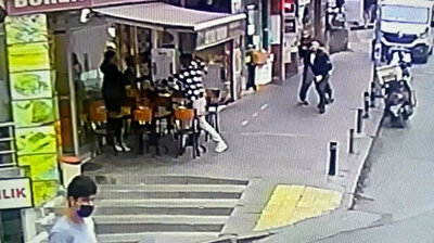 Doner knives and guns: Man tries to defend himself with chair in Turkey