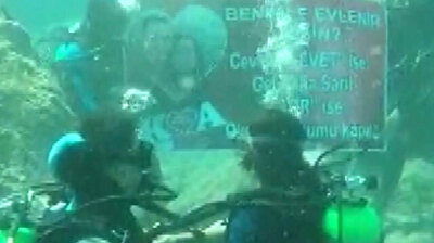 Surrounded by dancing fish, police officer proposes to girlfriend underwater in Turkey