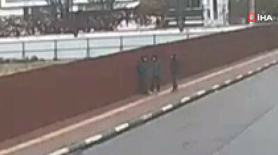 Knife-wielding teens steal cell phones of students in Turkey