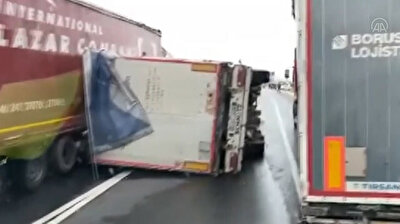 Severe winds topple trucks on highway in Istanbul
