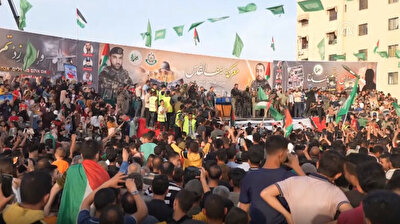 Gaza: Thousands celebrate cease-fire between Israel and Hamas