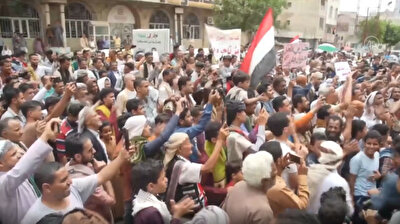 Hundreds protest corruption and hard living conditions in Yemen