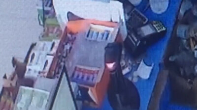 Sneaky thief steals wallet forgotten on counter by fellow customer in Turkey