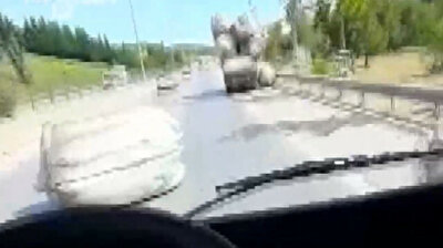 Sacks fall down from overloaded pickup truck terrorize drivers in Istanbul