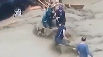 Human chain rescues elderly couple from floods in Turkey