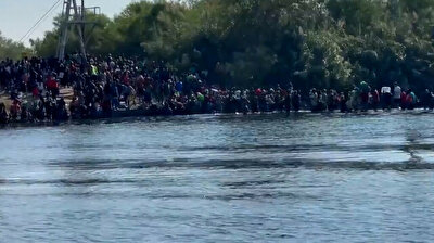 Thousands of migrants wade across river to get to Texas