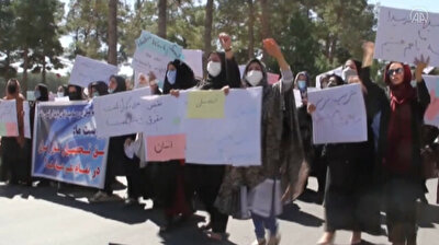 Afghan women hold protest to defend their rights