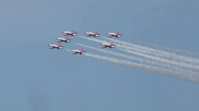 Turkish, Azerbaijani jets put on spectacular airshow over Istanbul's Bosphorus Strait