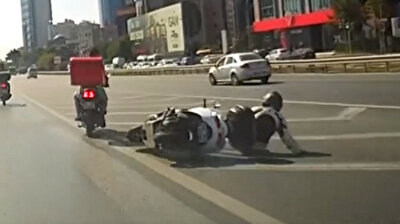 Risky highway stunt with two motorcycles driving in tow ends badly