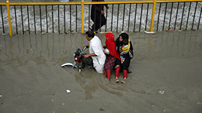Streets turn into lake as torrential downpour lashes Pakistan's Karachi
