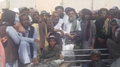 Thousands of desperate Afghans form huge queues at border crossing with Pakistan
