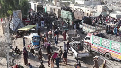 Thousands of Afghans continue to wait at Pakistan border crossing