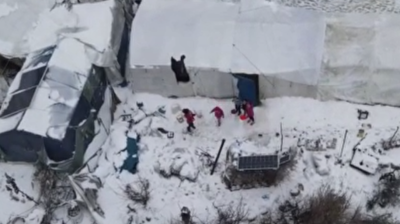 Displaced Syrians struggle to keep warm amid harsh winter