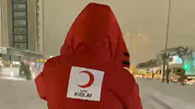 Turkish Red Crescent distributes lahmacun pizza to citizens stuck on snowy road
