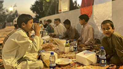 Turkish Red Crescent feeds Pakistani orphans during Ramadan