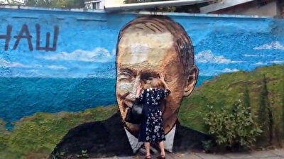 Elderly woman kisses Putin’s face on street mural in Russia
