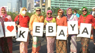 Indonesian women march to promote traditional 'Kebaya' dress