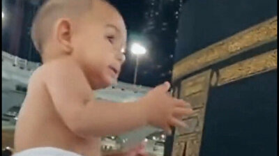 Adorable toddler pilgrim performs tawaf on dad's shoulders during Eid