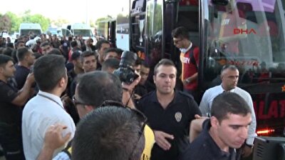 Galatasaray Takim Otobusune Saldiri