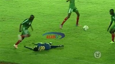 ركلة قاضية توقع أحد اللاعبين أرضًا خلال مباراة كرة قدم
