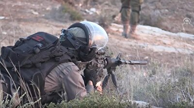 Israeli forces attack Palestinian protesters