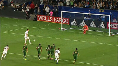 Ibrahimović scores after awesome Panenka penalty shot