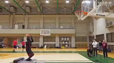 شاهد روبوت لكنه لاعب كرة سلة