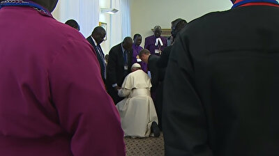 Pope kisses feet of South Sudan leaders for 'peace'