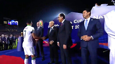 Algerian soccer star Riyad Mahrez ignores Egyptian PM while receiving trophy