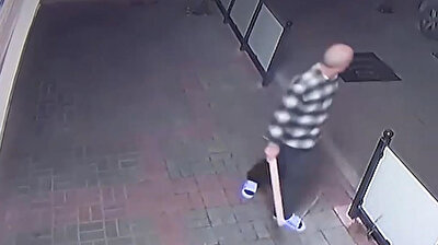 Brave old shopkeeper chases thieves away with stick in Istanbul