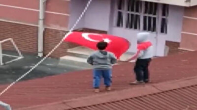 Children risks their lives to rectify Turkish flag entangled by wind in Istanbul