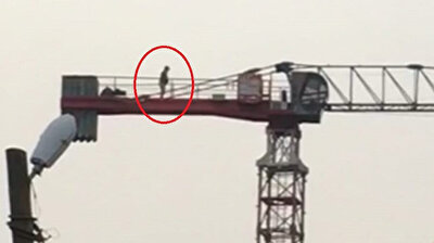 Muslim crane operator performs prayer 50 meters high in Turkey’s Bursa