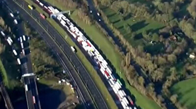 Christmas frenzy: Trucks full of gifts and food form 32-kilometer queue in UK