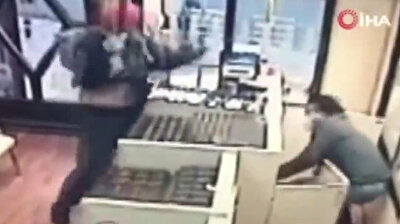 Crazy thief uses pepper spray, baseball bat to rob jewelry store in Turkey