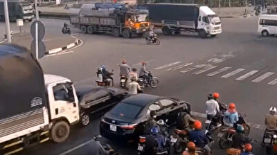 Horrible moment truck crushes motorcyclists waiting at red light