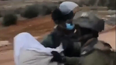 Israeli soldiers brutally attack 72-year-old man carrying Palestinian flag