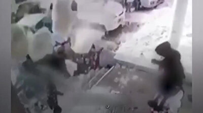 كتلة ثلج فوق سطح منزل تهوي فوق رأس طفل في روسيا