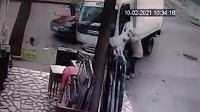 امرأة عجوز في إزمير التركية تنجو بأعجوبة من الموت