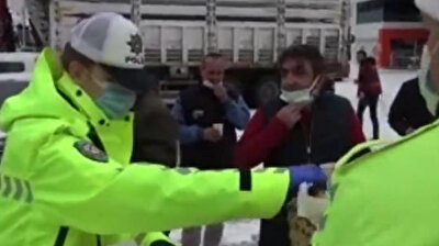 Kind police officers serve tea, simit to freezing drivers in Turkey