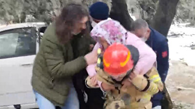 Heroic firefighter carries injured old woman on his back in Turkey