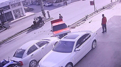 حادث سير مخيف.. جرّار يخرج عن السيطرة ويضرب 3 سيارات متوقفة