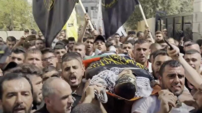 آلاف الفلسطينيين يشيعون جثمان الشهيد علاء زيود في جنين
