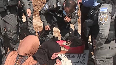 أم مقدسية تتشبث بقبر ابنها خوفًا من أن يهدمه الاحتلال
