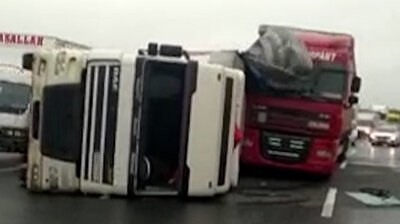 عاصفة قوية تضرب إسطنبول توقع شاحنتين جنبًا إلى جنب
