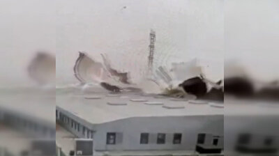 مشاهد مروعة.. الرياح القوية تسبب بتطاير سقف أحد المصانع في اسطنبول